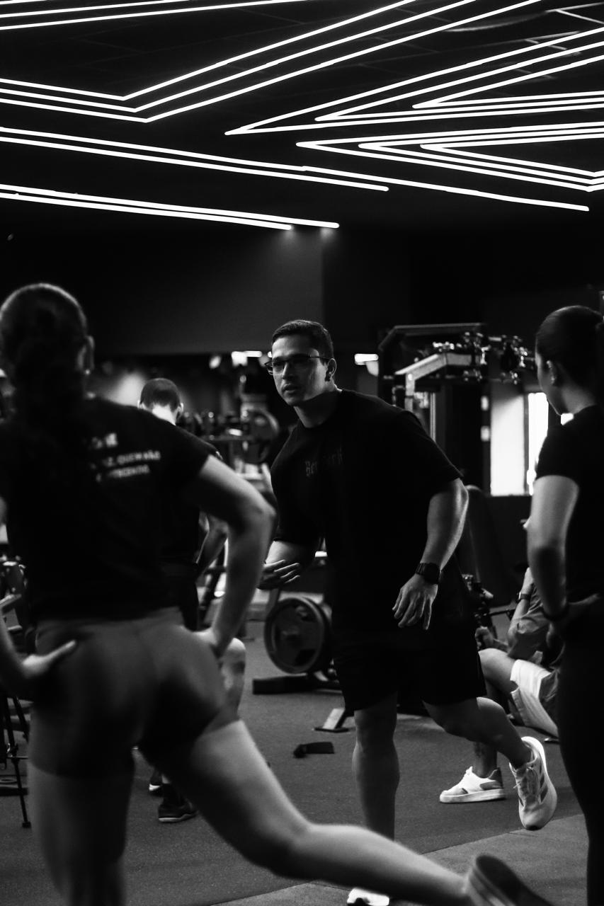 Wilson Azevedo caminhando pelo salão de musculação durante atendimento